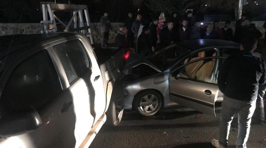 Diyarbakır&rsquo;da zincirleme trafik kazası: 2 yaralı