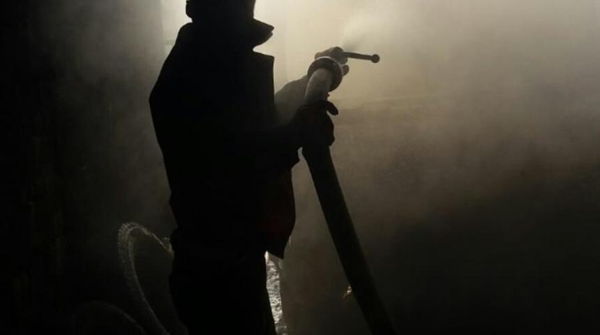 Garajdaki minibüsler alev alev yandı