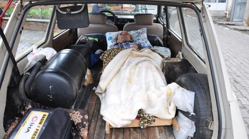 Engeliyle hayata tutunuyor