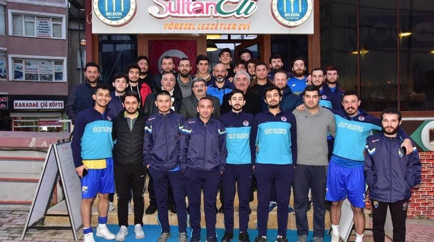Bilecikli ve S&ouml;ğ&uuml;tl&uuml; futbolcular dostluk yemeğinde buluştu