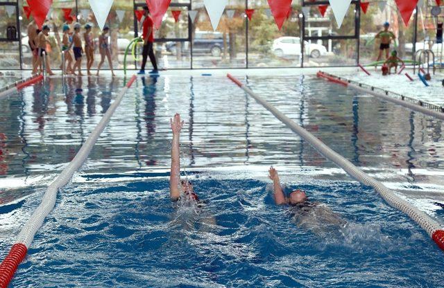Erdal İnönü Yarı Olimpik Kapalı Yüzme Havuzu ve Su Sporları Kompleksinden tam hizmet