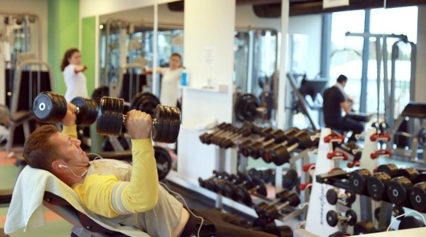 Erdal İn&ouml;n&uuml; Yarı Olimpik Kapalı Y&uuml;zme Havuzu ve Su Sporları Kompleksinden tam hizmet