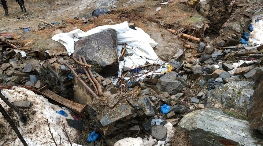 Ahırın &uuml;zerine kaya d&uuml;şt&uuml;: 9 hayvan telef oldu