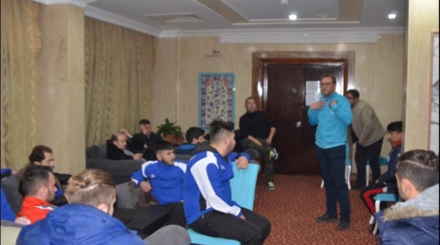 Emet Gen&ccedil;lerbirliği y&ouml;netimi ve futbolcuları yemekte buluştu