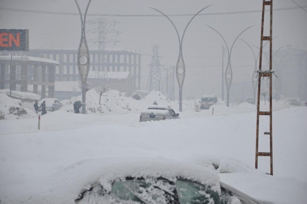 Y&uuml;ksekova&rsquo;da kar yağışı