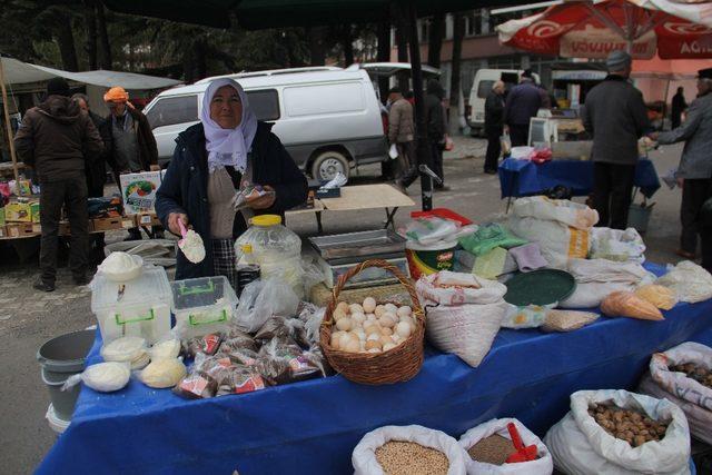 Geçimini pazarcılıkla sağlıyor