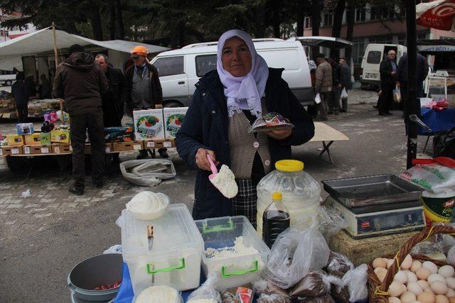 Geçimini pazarcılıkla sağlıyor