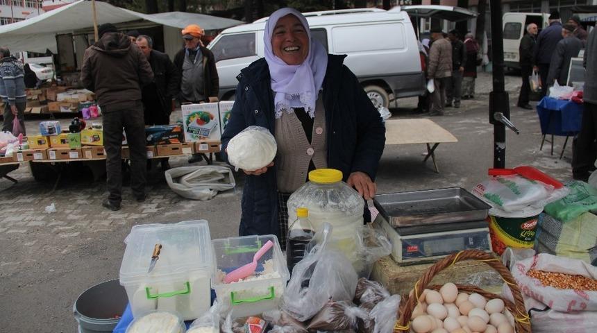 Ge&ccedil;imini pazarcılıkla sağlıyor