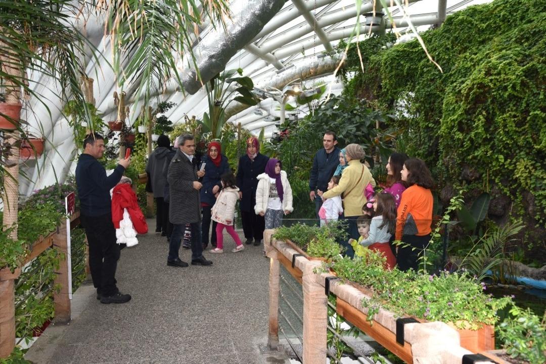 Tropikal Kelebek Bah&ccedil;esi binlerce &ouml;ğrenciyi ağırlıyor