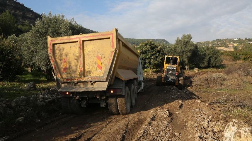 Erdemli&rsquo;de yol yapım &ccedil;alışmaları s&uuml;r&uuml;yor