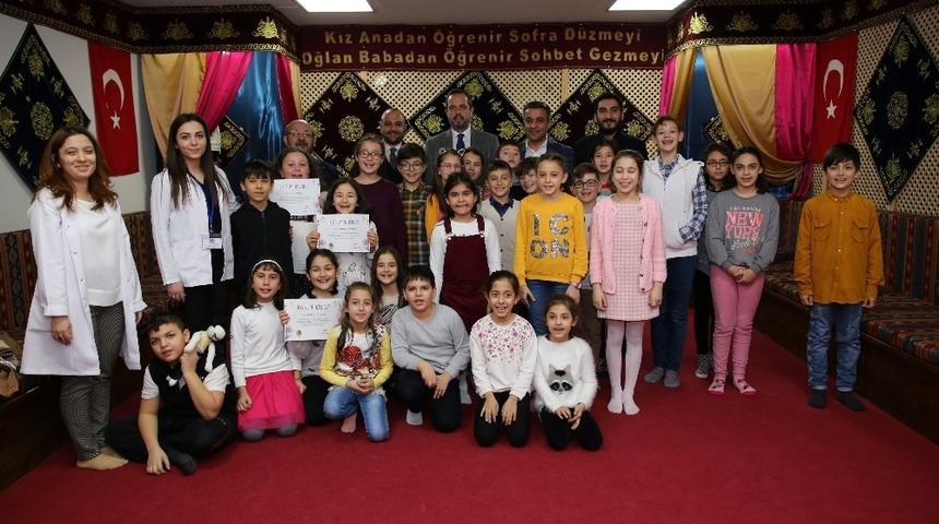 &Ouml;ğrenciler belgelerini başkandan aldı