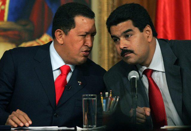 Hugo Chavez (solda) ve Nicolas Maduro (sağda)