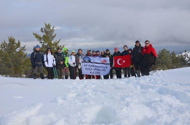 Doğaseverler karlar içinde yürüdü