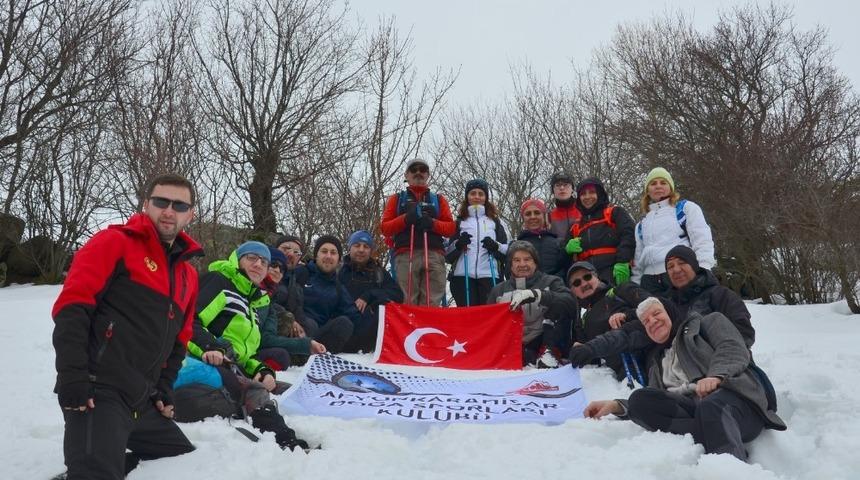 Doğaseverler karlar i&ccedil;inde y&uuml;r&uuml;d&uuml;