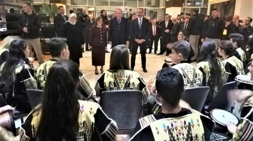 Cumhurbaşkanı, &ccedil;ocuk ve gen&ccedil;lik ritim grubu&rsquo;na hayran kaldı