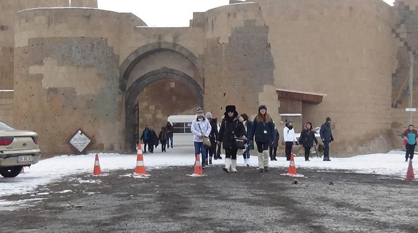 Ani &ouml;ren yeri ziyaret&ccedil;i akınına uğruyor