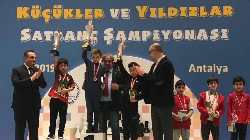 GKV&rsquo;li sporcular satran&ccedil; milli takımında