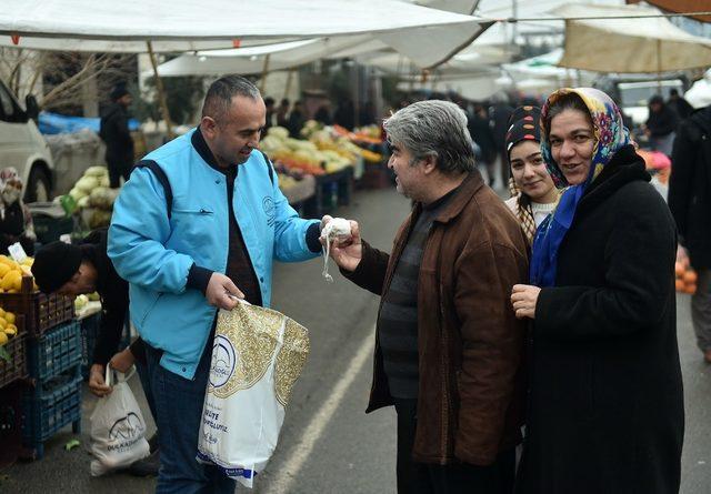 Dulkadiroğlu Belediyesi pazarlarda bez torba dağıtıyor