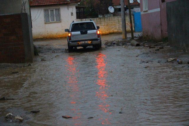 Acarlar yağmurla birlikte çamur deryasına döndü