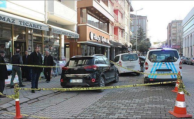 Belediye binası önünde silah sesleri paniğe neden oldu