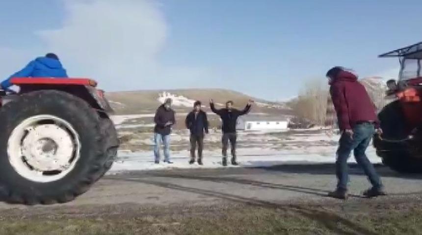 Trakt&ouml;rlerin g&uuml;&ccedil; yarışı eğlenceli g&ouml;r&uuml;nt&uuml;ler oluşturdu