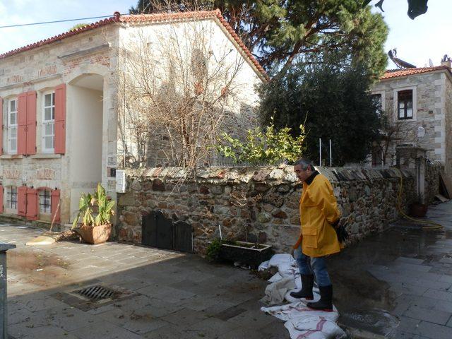 Yükseltilen yol nedeniyle Foça'nın tarihi taş evlerine su doluyor