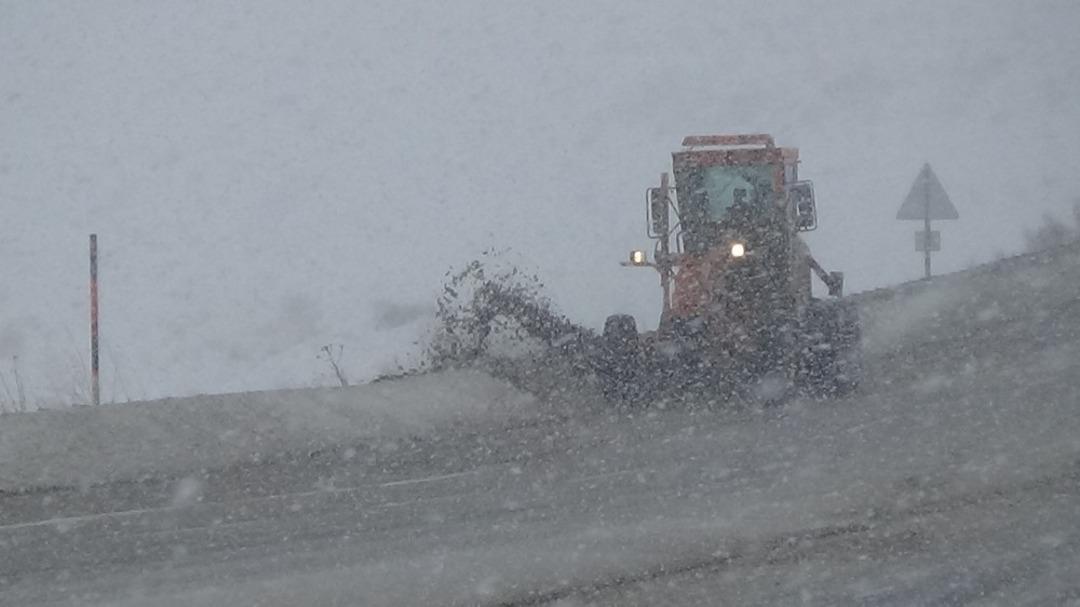 Kar ve tipi s&uuml;r&uuml;c&uuml;lere zor anlar yaşatıyor