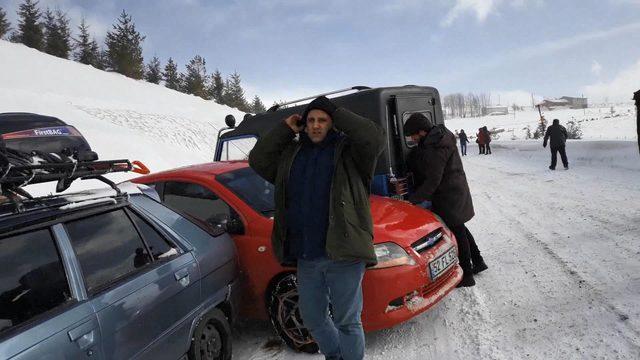 Cipin çarptığı otomobildeki kadın yola savruldu, çocuğu için koştu