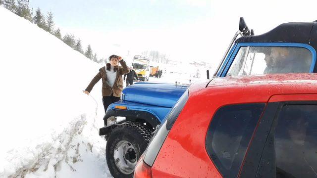 Cipin çarptığı otomobildeki kadın yola savruldu, çocuğu için koştu