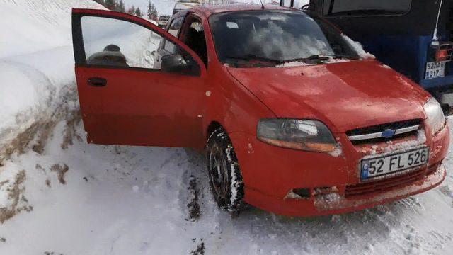 Cipin çarptığı otomobildeki kadın yola savruldu, çocuğu için koştu