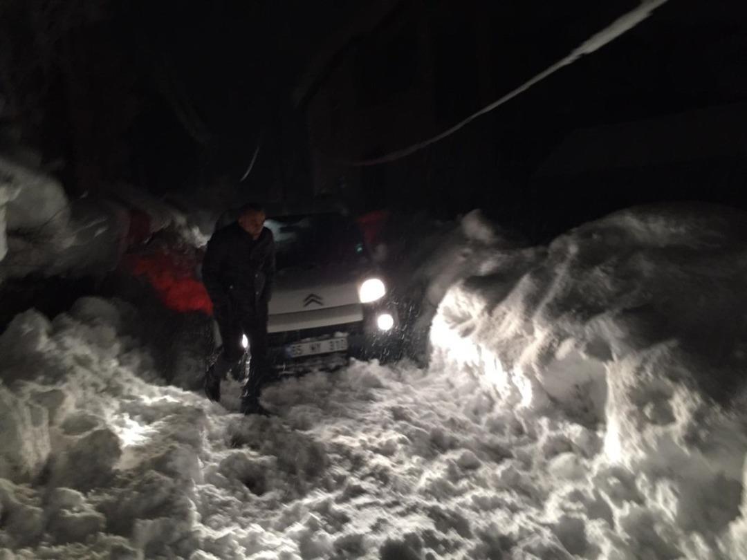 Y&uuml;ksekova Ve G&uuml;zeldere&rsquo;de  Ara&ccedil;lar Mahsur Kaldı