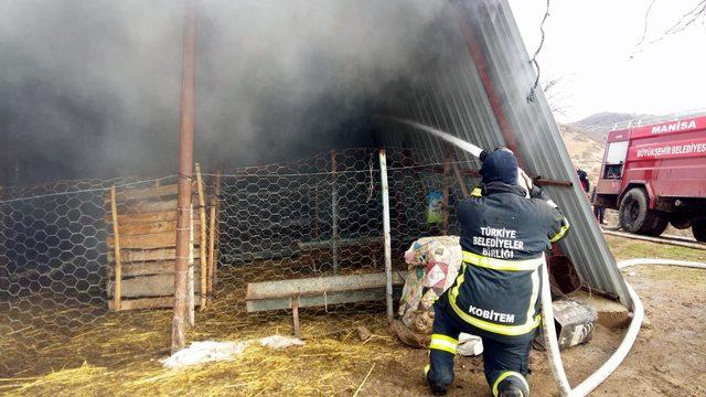 Kömür sobasından sıçrayan kıvılcım evi yaktı