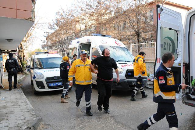 Eskişehir'de apartmanda yangın; mahsur kalan 7 kişi kurtarıldı