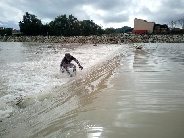 Hortumun dereye s&uuml;r&uuml;klediği ara&ccedil;ta kaybolan Buse aranıyor (2) 2
