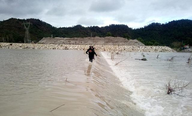 Hortumun dereye s&uuml;r&uuml;klediği ara&ccedil;ta kaybolan Buse aranıyor (2) 3