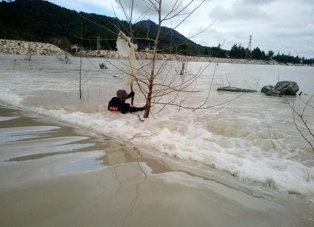 Hortumun dereye s&uuml;r&uuml;klediği ara&ccedil;ta kaybolan Buse aranıyor (2) 4
