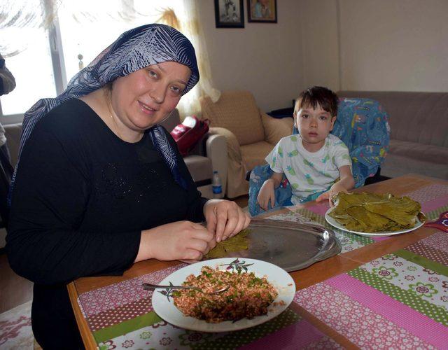 Annesinin tedavi masrafları için sarma sardığı Ayberk, ayağa kalktı