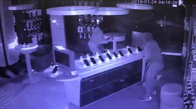 25 saniyede 50 bin lira değerinde telefon &ccedil;aldılar 1