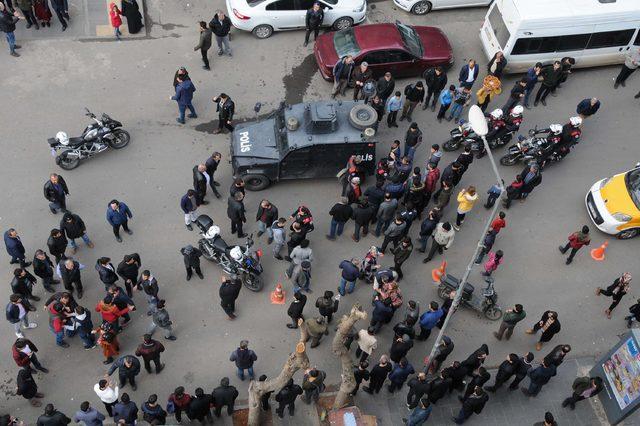 Çocuğa taciz şüphelisini linçten polis kurtardı