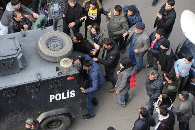 Çocuğa taciz şüphelisini linçten polis kurtardı