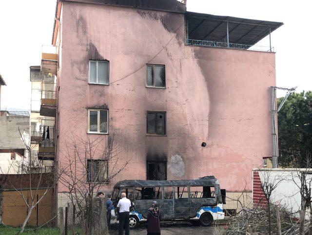 Park halindeki yolcu minibüsü, alev alev yandı