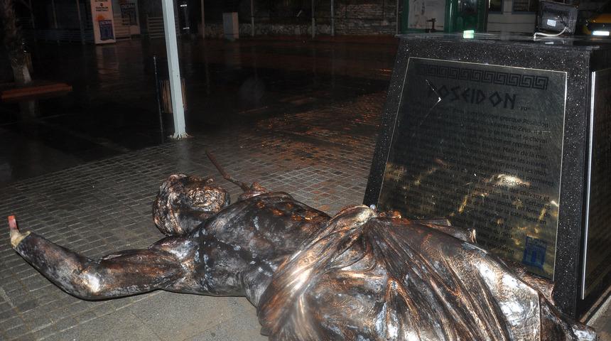 Didim'de fırtına, Poseidon heykeli devrildi