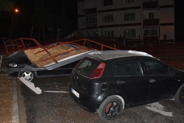 İzmir'de fırtına nedeniyle ağaçlar devrildi, çatılar uçtu, vapur seferleri iptal edildi/ Ek fotoğraflar
