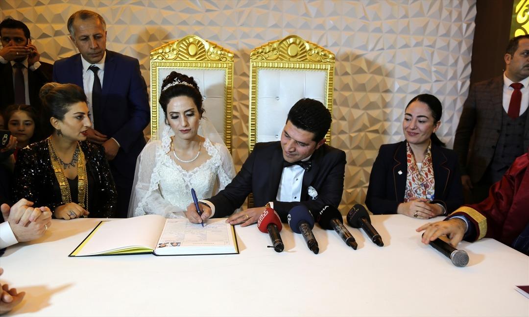 Televizyon spikeri d&uuml;ğ&uuml;n&uuml;nde haber sundu