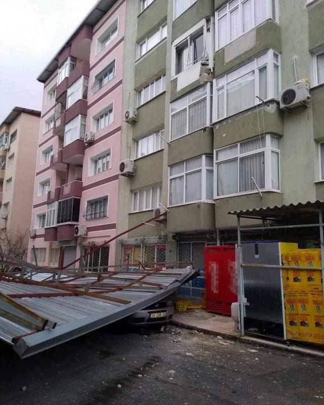 İzmir'de fırtına nedeniyle ağaçlar devrildi, çatılar uçtu, vapur seferleri iptal edildi (3)