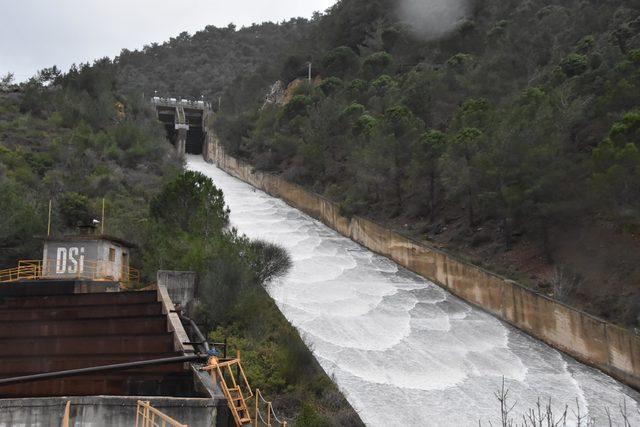 Balçova'da baraj kapakları açıldı