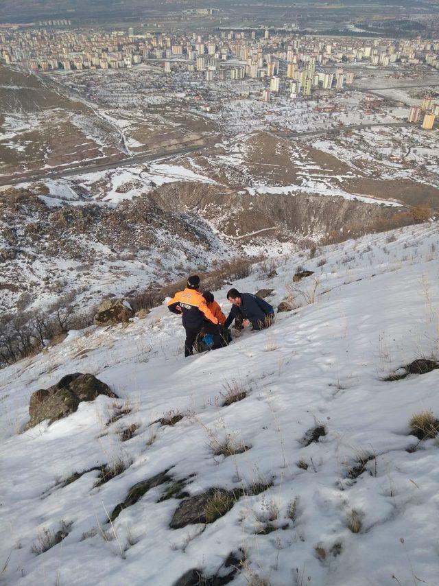 Selfie için çıktığı dağda mahsur kalan Suriyeli, 4,5 saatte kurtarıldı