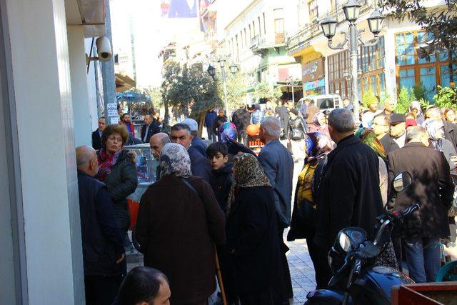 Teknolojiye alışamayan emekliler uzun kuyruk oluşturdu