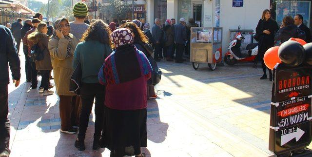 Teknolojiye alışamayan emekliler uzun kuyruk oluşturdu