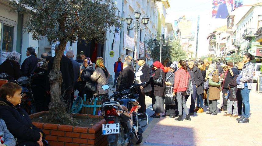 Teknolojiye alışamayan emekliler uzun kuyruk oluşturdu